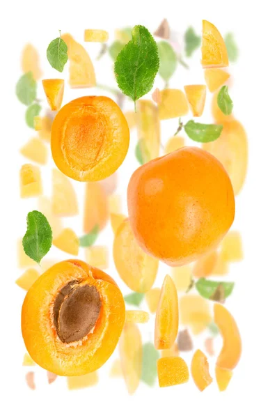 Abstrakt Bakgrund Gjord Aprikos Frukt Bitar Skivor Och Blad Isolerade — Stockfoto
