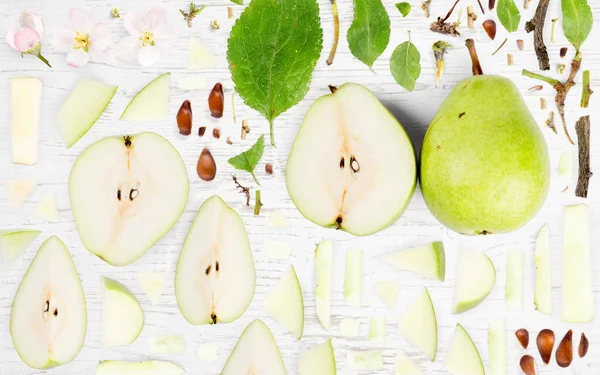 Abstrakter Hintergrund Aus Birnenfruchtstücken Scheiben Und Blättern Auf Holzgrund — Stockfoto