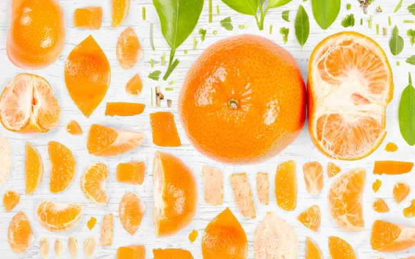 Abstrakt Bakgrund Gjord Tangerin Frukt Bitar Skivor Och Blad Trä — Stockfoto