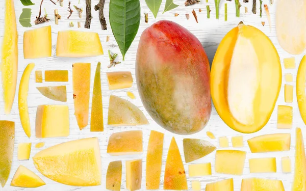 Abstrakt Bakgrund Gjord Mango Frukt Bitar Skivor Och Blad Trä — Stockfoto