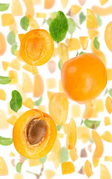 Kayısı Meyvesi Parçaları Dilimler Yapraklardan Oluşan Soyut Arkaplan Beyaz Üzerine — Stok fotoğraf