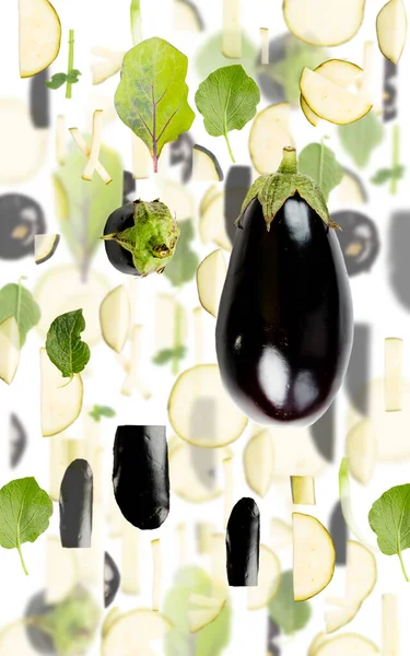 Abstraktní Pozadí Lilku Zeleninového Kousky Plátky Listy Izolované Bílém — Stock fotografie