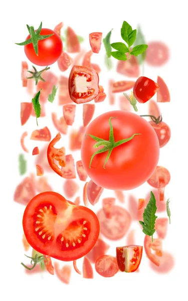 Abstraktní Pozadí Červených Rajčat Kousky Zeleniny Plátky Listy Izolované Bílém — Stock fotografie