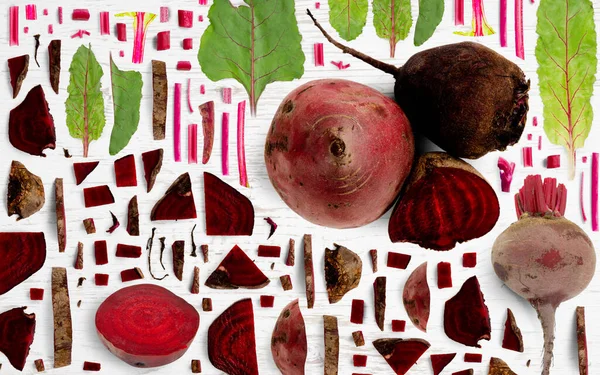 Abstrakter Hintergrund Aus Rote Rüben Gemüsestücken Scheiben Und Blättern Auf — Stockfoto