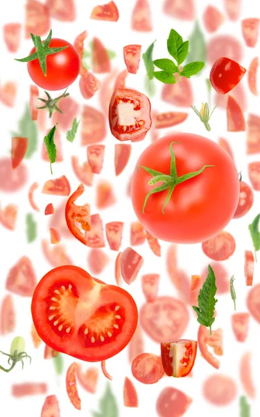 Abstrakter Hintergrund Aus Roten Tomatengemüsestücken Scheiben Und Blättern Isoliert Auf — Stockfoto