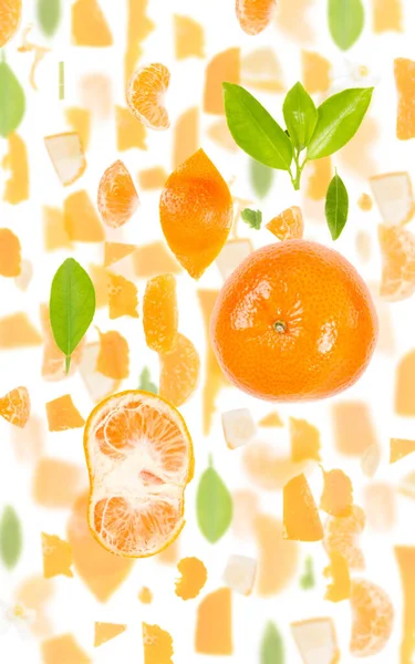 Abstrakt Bakgrund Gjord Tangerin Frukt Bitar Skivor Och Blad Isolerade — Stockfoto