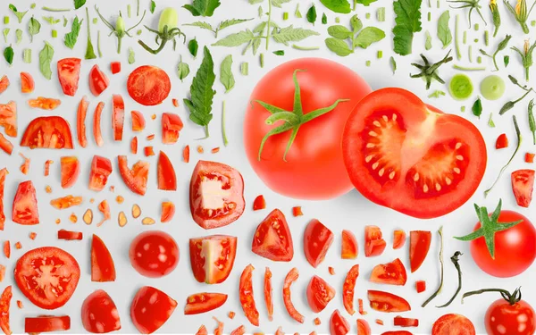 Fond Abstrait Composé Morceaux Légumes Tomates Rouges Tranches Feuilles Isolées — Photo