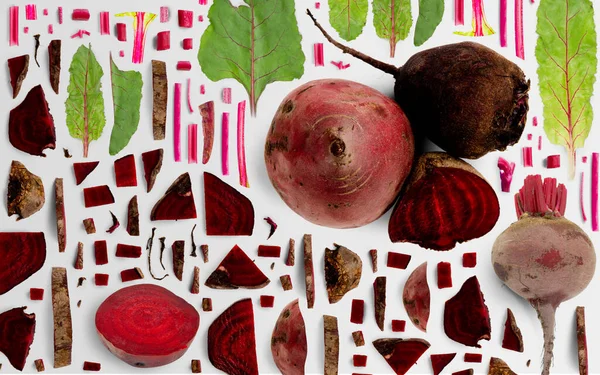 Fond Abstrait Composé Morceaux Légumes Betterave Rouge Tranches Feuilles Isolées — Photo