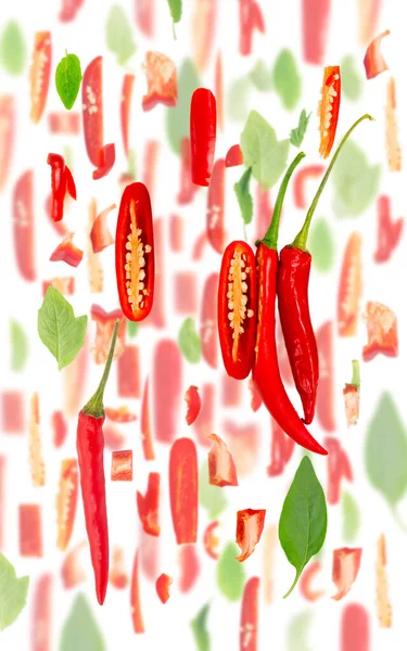 赤唐辛子の野菜片 スライス 葉を白で隔てた抽象的な背景 — ストック写真