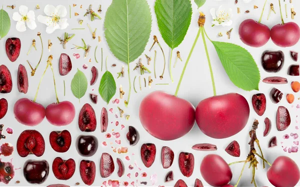 Gri Arka Planda Izole Edilmiş Ekşi Kiraz Meyveleri Dilimler Yapraklardan — Stok fotoğraf