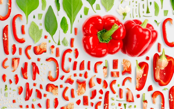 Fundo Abstrato Feito Pedaços Vegetais Red Pepper Fatias Folhas Isoladas — Fotografia de Stock