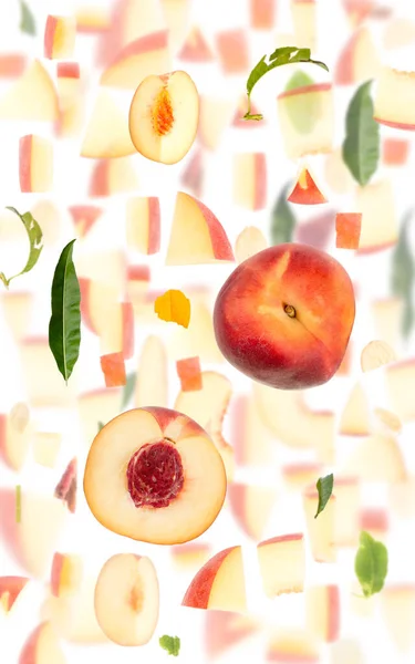 Abstrakt Bakgrund Gjord Persika Frukt Bitar Skivor Och Blad Isolerade — Stockfoto