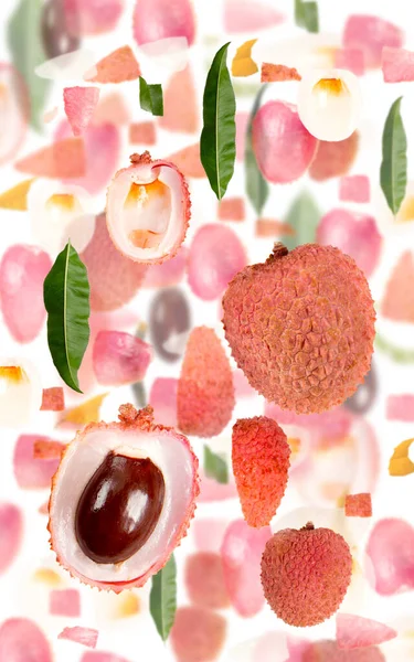 Fundo Abstrato Feito Pedaços Frutas Litchi Fatias Folhas Isoladas Branco — Fotografia de Stock