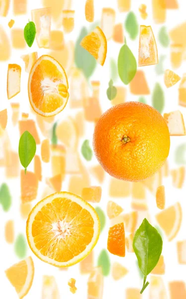 Abstrakter Hintergrund Aus Orangen Zitrusfruchtstücken Scheiben Und Blättern Isoliert Auf — Stockfoto