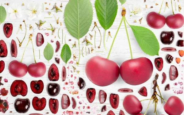 Abstrakter Hintergrund Aus Sauerkirschfruchtstücken Scheiben Und Blättern Auf Holzgrund — Stockfoto