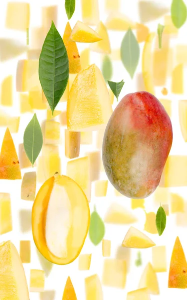 Abstrakt Bakgrund Gjord Mango Frukt Bitar Skivor Och Blad Isolerade — Stockfoto