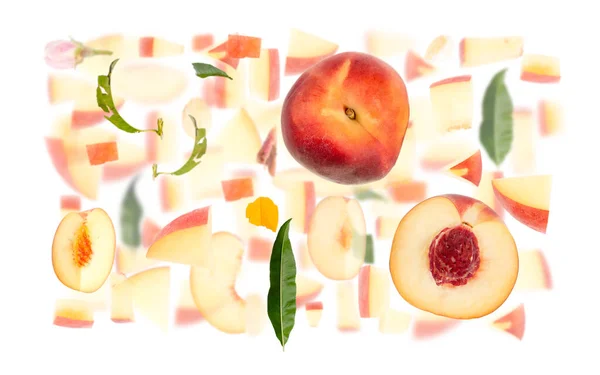 Abstrakcyjne Tło Wykonane Kawałków Owoców Brzoskwini Plastrów Liści Wyizolowanych Białym — Zdjęcie stockowe