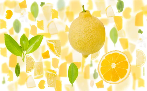 Abstrakter Hintergrund Aus Zitronenfruchtstücken Scheiben Und Blättern Isoliert Auf Weiß — Stockfoto