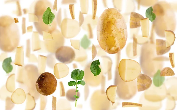 ジャガイモの果実片 スライスと白に隔離された葉で作られた抽象的な背景 — ストック写真