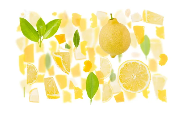 Limon Meyve Parçaları Dilimler Yapraklardan Oluşan Soyut Arkaplan Beyaz Üzerine — Stok fotoğraf