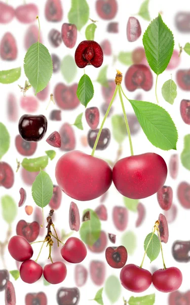 Ekşi Kiraz Meyvesi Parçaları Dilimler Yapraklardan Oluşan Soyut Bir Arkaplan — Stok fotoğraf