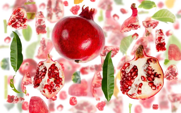 Abstrakter Hintergrund Aus Granatapfelfruchtstücken Scheiben Und Blättern Isoliert Auf Weißem — Stockfoto