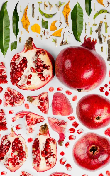 Granatapfelfruchtstück Scheiben Und Blattsammlung Flach Nahtlos Abstrakt Isoliert Auf Grauem — Stockfoto