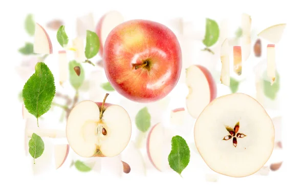 赤りんごの実 スライス 葉を白で隔てた抽象的な背景 — ストック写真