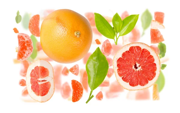 Abstracte Achtergrond Van Stukjes Grapefruit Plakjes Blaadjes Geïsoleerd Wit — Stockfoto