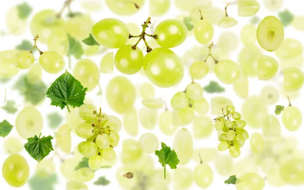 Абстрактный Фон Кусочков Зеленого Винограда Слайсов Листьев Изолированных Белом Фоне — стоковое фото