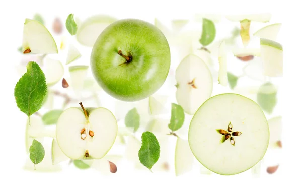 緑のリンゴの実片 スライス 葉からなる抽象的な背景は白で隔離されている — ストック写真