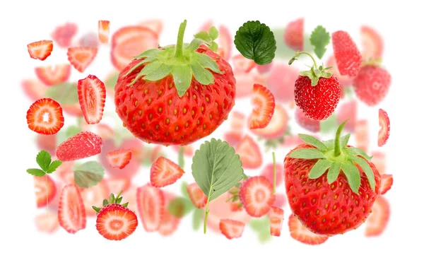 Fundal Abstract Din Bucăți Fructe Căpșuni Felii Frunze Izolate Alb — Fotografie, imagine de stoc