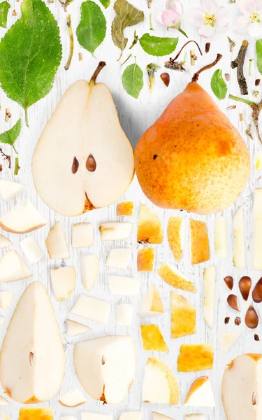 Abstrakter Hintergrund Aus Orangenfruchtstücken Scheiben Und Blättern Auf Hölzernem Hintergrund — Stockfoto