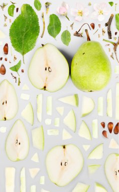 Yeşil armut parçalarından, dilimlerinden ve gri arkaplanda izole edilmiş yapraklardan oluşan soyut bir arkaplan.