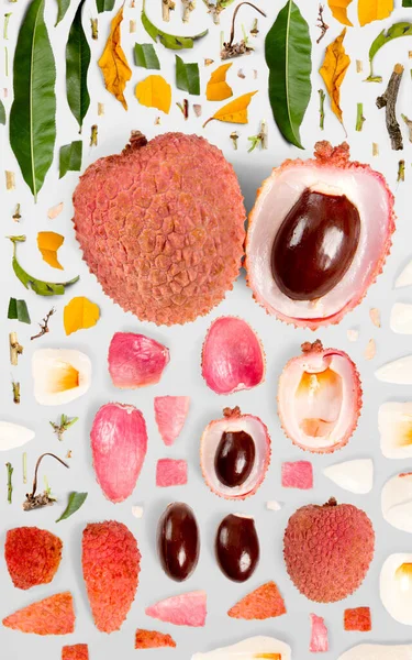 Abstrakter Hintergrund Aus Litchi Fruchtstücken Scheiben Und Blättern Isoliert Auf — Stockfoto
