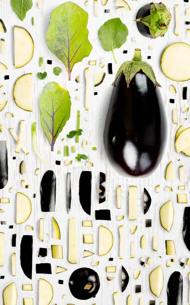 Abstrakter Hintergrund Aus Auberginen Gemüsestücken Scheiben Und Blättern Auf Holzgrund — Stockfoto