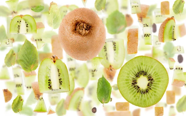 Fondo Abstracto Hecho Trozos Fruta Kiwi Rebanadas Hojas Aisladas Blanco —  Fotos de Stock