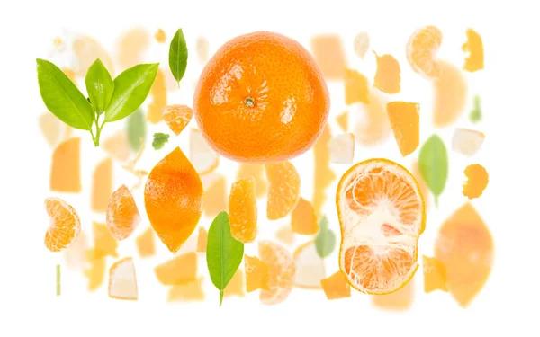 Abstracte Achtergrond Gemaakt Van Tangerine Stukjes Fruit Plakjes Blaadjes Geïsoleerd — Stockfoto