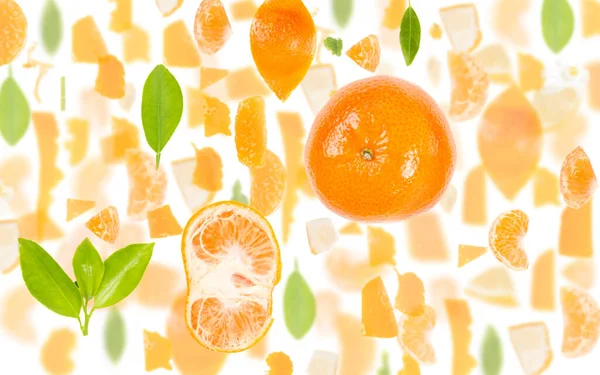 Absztrakt Háttér Készült Mandarin Gyümölcs Darabok Szeletek Levelek Elszigetelt Fehér — Stock Fotó