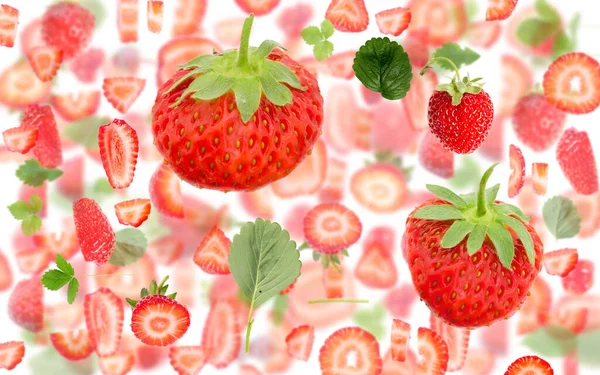 Fundal Abstract Din Bucăți Fructe Căpșuni Felii Frunze Izolate Alb — Fotografie, imagine de stoc