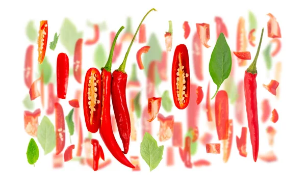 红辣椒蔬菜片 叶在白色上分离制成的文摘背景 — 图库照片