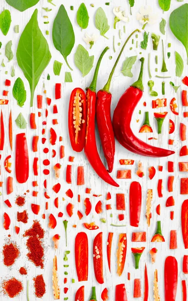 Abstraktní Pozadí Červené Chilli Papričky Kousky Zeleniny Plátky Listy Dřevěném — Stock fotografie