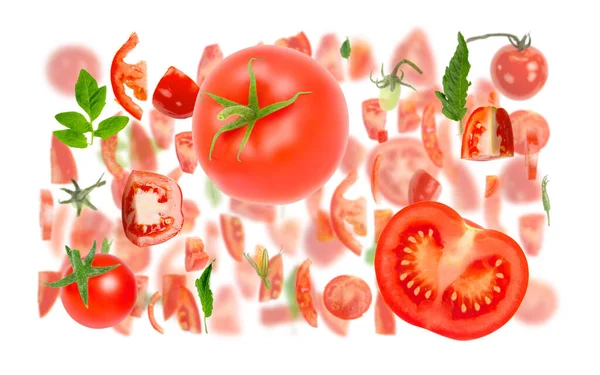 Abstraktní Pozadí Červených Rajčat Kousky Zeleniny Plátky Listy Izolované Bílém — Stock fotografie