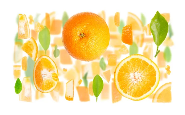 オレンジ柑橘類の果実片 スライスと白に隔離された葉で作られた抽象的な背景 — ストック写真