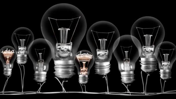 Skupina Žárovek Řadě Tmy Světlu Inovací Inspirací Vynálezem Mozkovým Kmenem — Stock video