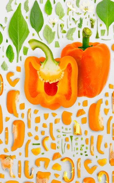 Orange Bell Pepper Sebze Parçaları Dilimler Yapraklardan Oluşan Soyut Bir — Stok fotoğraf
