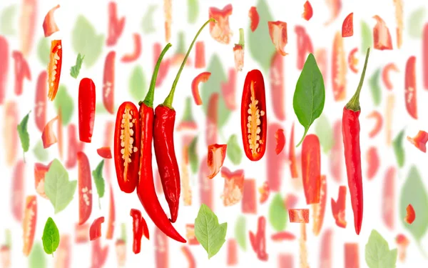 Kırmızı Biber Sebze Parçaları Dilimler Yapraklardan Oluşan Soyut Arkaplan Beyaz — Stok fotoğraf