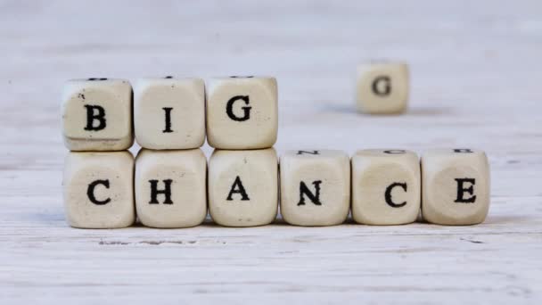 Ξύλινα Μπλοκ Πινακίδα Big Chance Πηγαίνει Στο Big Change Έννοια — Αρχείο Βίντεο