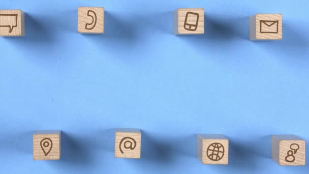 Деревянные Блоки Иконками Mail Speech Bubble Receiver Globe Phone Движутся — стоковое видео