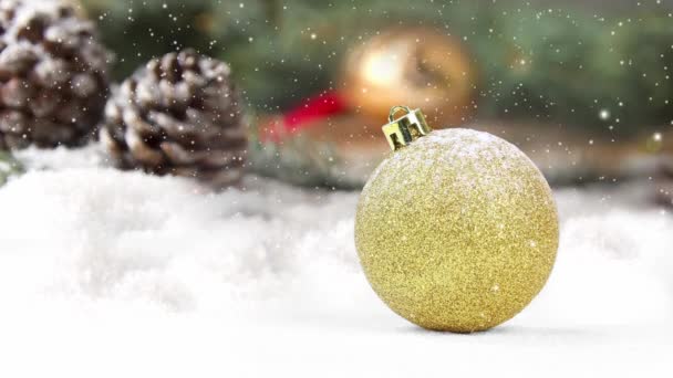 Stilleven Met Enkele Gouden Bal Het Oppervlak Bedekt Met Sneeuw — Stockvideo